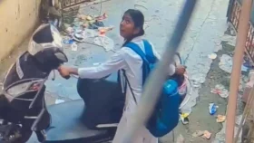 মালিকের কাছ থেকে চাবি চেয়ে নিয়ে স্কুটার চুরি তরুণীর