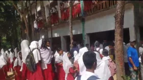 শিক্ষার্থীদের তোপের মুখে প্রধান শিক্ষক ও অফিস সহকারীর পদত্যাগ