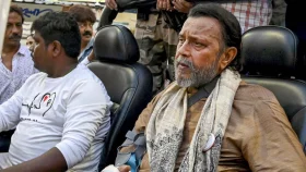 ভাঙা হাত নিয়েই প্রতিবাদে শামিল মিঠুন