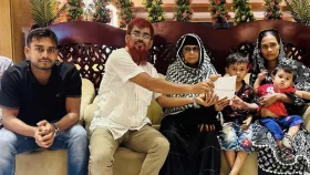 সেই রিকশাচালকের পরিবারের হাতে অর্থ তুলে দিলেন মিরাজ