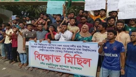 ঢাবিতে রাজনীতি নিষিদ্ধের দাবিতে সাধারণ শিক্ষার্থীদের বিক্ষোভ
