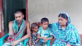 হাতহারা মামুনের ঋণের টাকা পরিশোধ করলেন এক যুবক