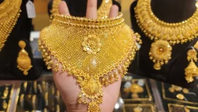 সোনার দাম বেড়ে ভরি দেড় লাখ ছুঁই ছুঁই