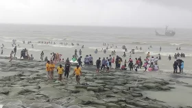 সতর্কতা-শঙ্কা তোয়াক্কা না করে উত্তাল সমুদ্রে পর্যটকরা