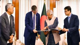 মার্কিন কর্মকর্তাদের গ্রাফিতি আঁকা আর্টবুক উপহার দিলেন ড. ইউনূস