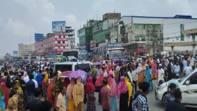 টঙ্গীতে বকেয়া বেতনের দাবিতে শ্রমিকদের মহাসড়ক অবরোধ