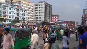 টঙ্গীতে বকেয়া বেতনের দাবিতে শ্রমিকদের মহাসড়ক অবরোধ