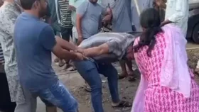 রাস্তায় মেয়েকে উত্ত্যক্ত করায় যুবককে বেধড়ক পেটালেন মা