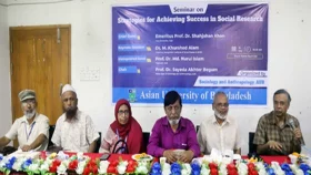 এইউবিতে সামাজিক গবেষণায় সাফল্যের কৌশল বিষয়ক সেমিনার