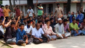 ঝিনাইদহে বেতন ভাতার দাবিতে বিদ্যুৎ অফিসের কর্মচারীদের বিক্ষোভ