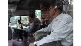 শিক্ষকদের বাসে চড়ে প্রশংসায় ভাসছেন জবি উপাচার্য