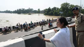 বন্যায় ডুবছে পশ্চিমবঙ্গ, কেন্দ্রীয় সরকারের দিকে আঙ্গুল মমতার