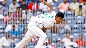 ৫ বলের ব্যবধানে ২ উইকেট রানা-মিরাজের