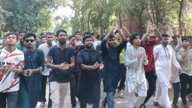 &lsquo;চাই না কোনো রাজনীতি&rsquo; স্লোগানে শিক্ষার্থীদের বিক্ষোভ