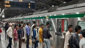 ছুটির দিনেও যাত্রীতে ঠাসা মেট্রোরেল&nbsp;