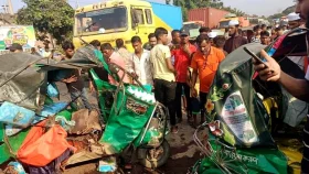মালবাহী লরির ধাক্কায় তিন সিএনজি পিষ্ট, নিহত ২