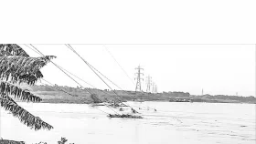 পদ্মার পেটে জাতীয় বিদ্যুৎ গ্রিডের টাওয়ার