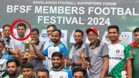 নিষিদ্ধ সোহাগকে পাশে নিয়ে বাফুফে কর্মকর্তার পুরস্কার বিতরণ