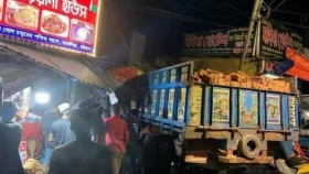 দোকানে ঢুকে পড়ল ট্রাক, প্রাণ গেল দুজনের, আহত ১২