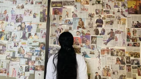 ঘরের দেয়ালে প্রিয় নায়কের পেপার কাটিং
