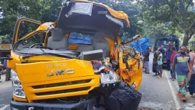 ঝিনাইদহে ট্রাকের পেছনে আরেক ট্রাকের ধাক্কা, নিহত ২