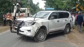 জেলা প্রশাসকের গাড়ির ধাক্কায় শিশু নিহত