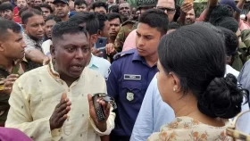উপদেষ্টার কাছে অভিযোগ করে বাড়িছাড়া কৃষক