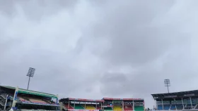 ভেজা আউটফিল্ড, টসে বিলম্ব