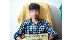 প্রধান শিক্ষকের পদত্যাগ দাবি করে চেয়ারে বসে পড়ল ছাত্র