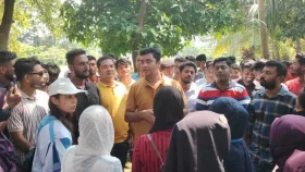 ছাত্র রাজনীতি নিয়ে শিক্ষার্থীদের মতামত নিচ্ছে ছাত্রদল