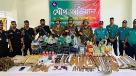 মোহাম্মদপুরের জেনেভা ক্যাম্পে অভিযান, অস্ত্র ও মাদকসহ গ্রেপ্তার ৩৫