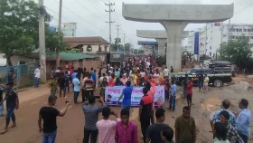 আশুলিয়ায় বন্ধ ১৯ কারখানা, খোলার দাবিতে বিক্ষোভ