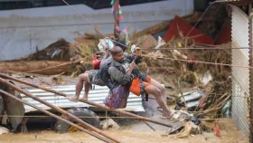 বন্যা থেকে বাঁচতে ছাদ থেকে ছাদে লাফ, মৃত বেড়ে ১৪৮