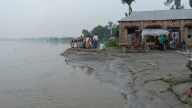 কমতে শুরু করেছে কুড়িগ্রামের নদীর পানি, ভাঙন আতঙ্কে মানুষ