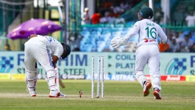 রিভিউ নিয়ে বাঁচার পরের বলেই আউট রোহিত