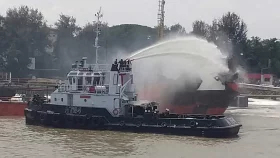 চট্টগ্রাম বন্দরে তেলবাহী জাহাজে আগুন