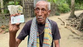 ১১৯ বছর বয়সেও নিজ হাতে পাখা তৈরি করেন রাম সিং