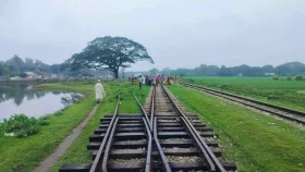 ট্রেনে কাটা পড়ে গৃহবধূর মাথা বিচ্ছিন্ন