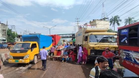 ৫০ ঘণ্টা ধরে শ্রমিকদের সড়ক অবরোধ, ৩০ কিলোমিটার যানজট