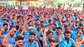 রাস্তা আটকে প্রতিবাদ করায় স্যামসাংয়ের ৬০০ কর্মী আটক