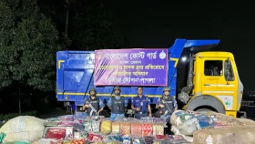 পাথর বোঝাই ট্রাকে মিলল ভারতীয় শাড়ি