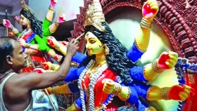 শেষ মুহূর্তে মন্দিরে-মন্দিরে চলছে দেবীবরণের প্রস্তুতি
