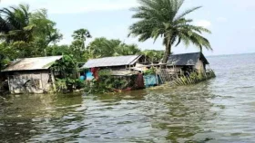 &lsquo;আমাগের জন্য কিছু নিয়ে আইছেন?