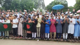 চবিতে 'লাল ব্যাজ' পরে জুলাইয়ের শহীদদের স্মরণ