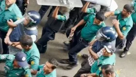 সাবেক মন্ত্রী সাবের হোসেনকে ডিম নিক্ষেপ