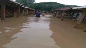 কবরস্থান পানির নিচে, সড়কের পাশেই বৃদ্ধকে দাফন