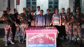 অবৈধভাবে ভারতে যাওয়ার সময় বিজিবির হাতে আটক ৫
