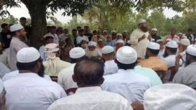 মাদ্রাসা শিক্ষককে মারধর, সালিসে অভিযুক্তকে জুতাপেটা