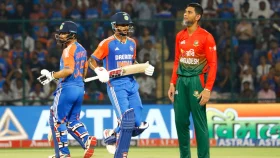এক নো বোলেই ঘুরে দাঁড়ায় ভারত, থেমেছে ২২১ রানে