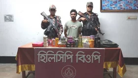 হিলি সীমান্তে ভারতীয় মালামালসহ যুবক আটক
